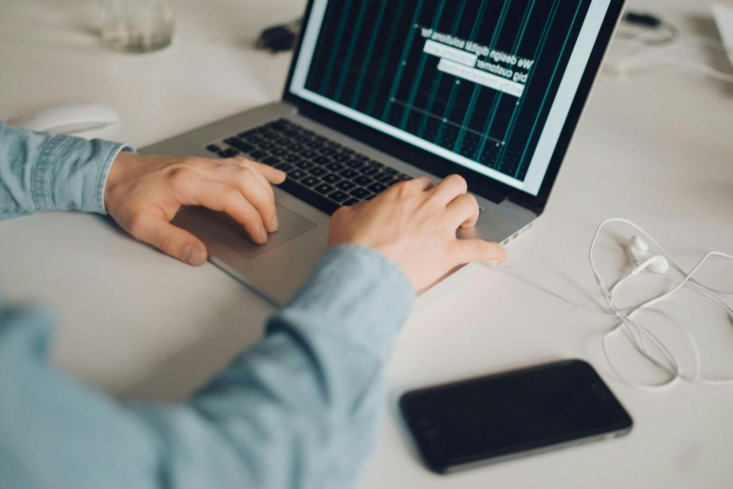 Estudiantes trabajando en proyectos financieros con herramientas digitales